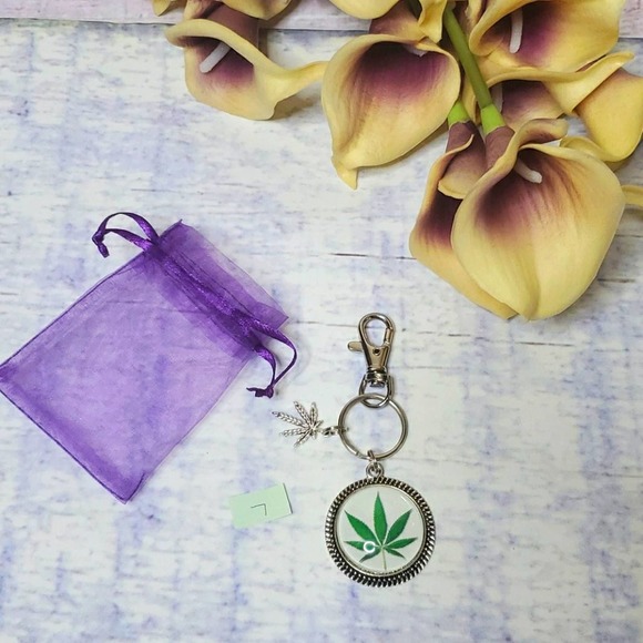 Handmade Leaf Keychain - Picture 1 of 4